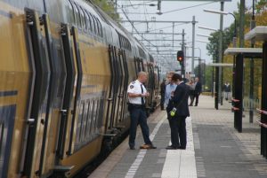 Reiziger uit trein gehaald