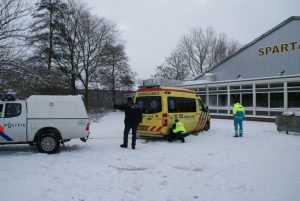 Ambulance vast in sneeuw