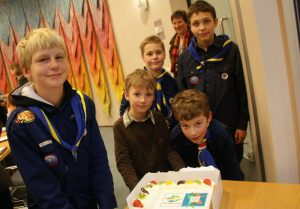 Raad krijgt taart van Scouting