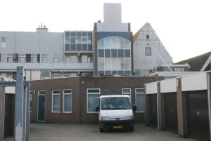 Man valt van steiger