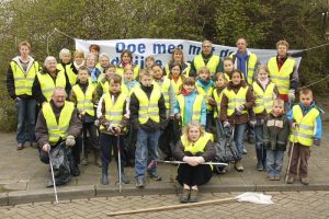 Kinderen ruimen afval op