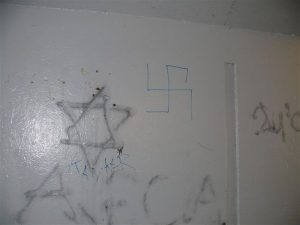 Haat-teksten en hakenkruis in tunnel