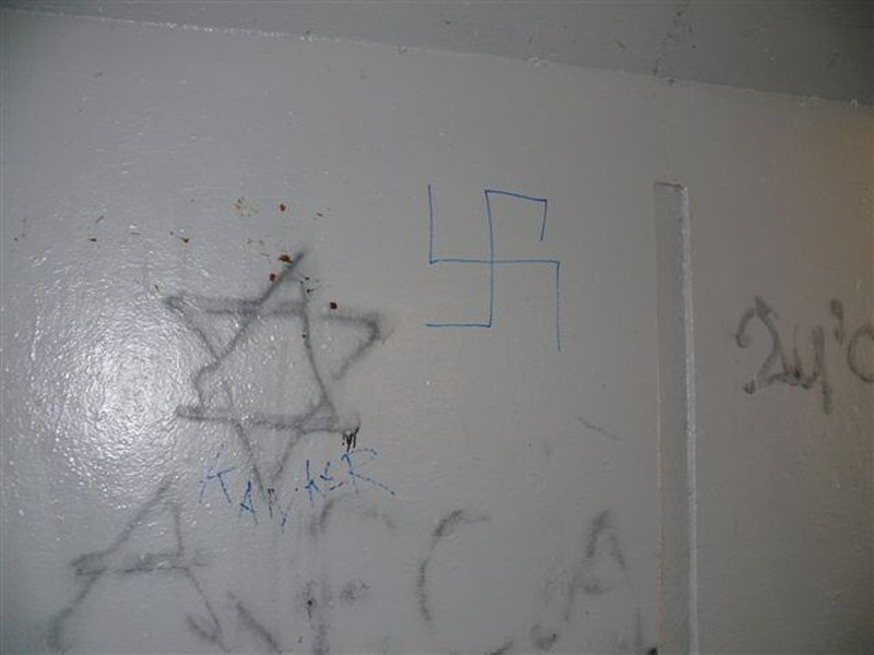 Haat-teksten en hakenkruis in tunnel