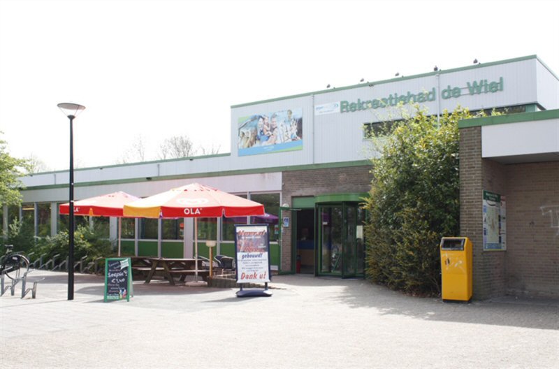 Schoonmaken rond De Wiel