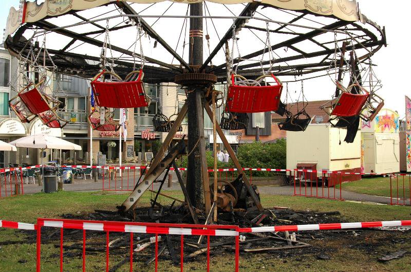 Zweefmolen op kermis Callantsoog brandt uit