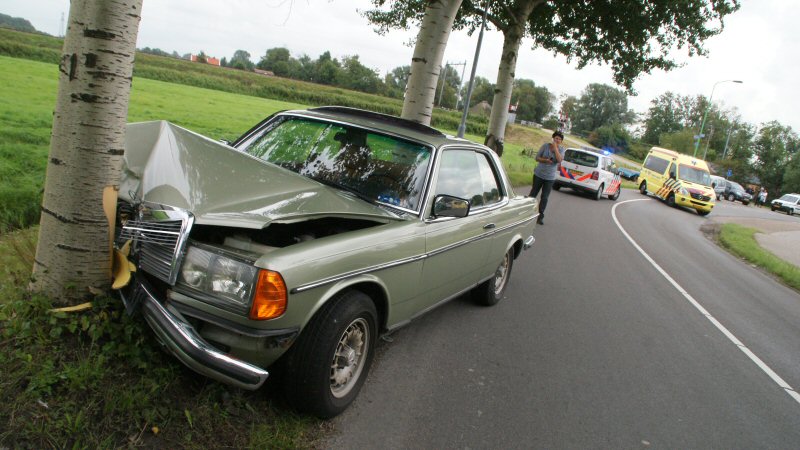 Benz tegen boom