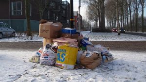 Oud papier ligt nog langs straat