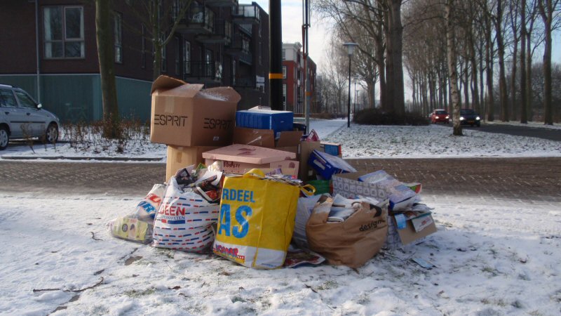 Oud papier ligt nog langs straat