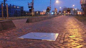 Extra paal bij spoor Hoep