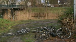 Veel fietsen uit het water