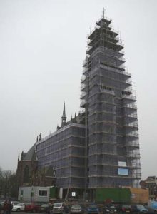 Kerktoren vangt veel wind