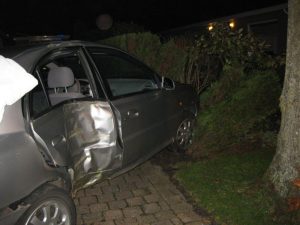 Auto ramt boom op Julianalaan