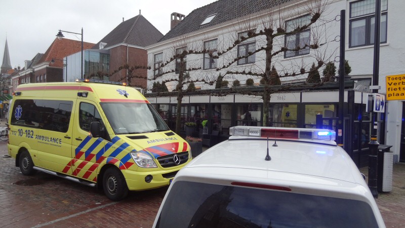 Man onwel op terras Posthoorn