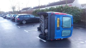 Auto op zijn kant in Groeneweg