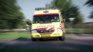 Motorrijder glijdt van dijk