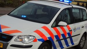 Vrachtwagen rijdt sloot in