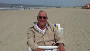 Ouderen getrakteerd op dagje strand
