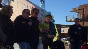 Dorpsbewoners op plein voor Jeroen