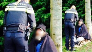 Stroeter zwerver op trein naar Amsterdam