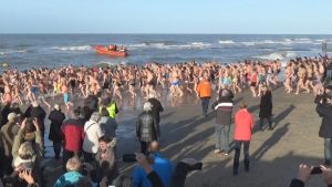 Honderden duiken het nieuwe jaar in