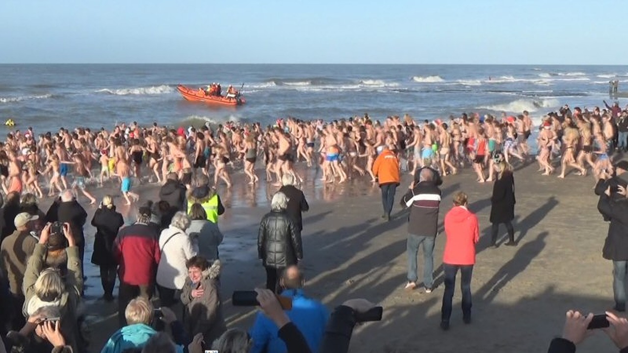 Honderden duiken het nieuwe jaar in