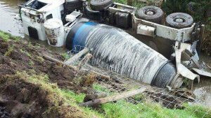 Cementwagen valt in het water