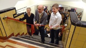Ben Blonk opent Wereldwinkel 3&8 Julianaschool