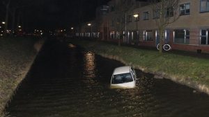 Gestolen auto in sloot bij station