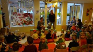 Burgemeester Van Kampen leest voor bij SKRS