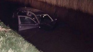 Auto te water­, inzittenden weg