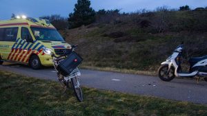 Scooter en fietser botsen op fietspad