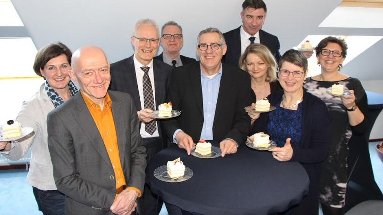 Minister trakteert ROC op taart