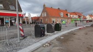 Petten niet blij met afvalcontainers op Plein
