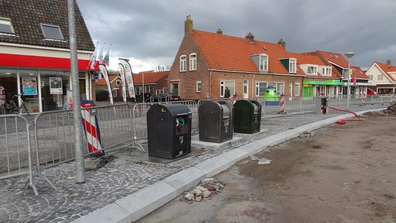 Petten niet blij met afvalcontainers op Plein