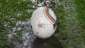 Vios-zit met drassige voetbalvelden