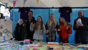 Leerlingen Regius in actie op markt