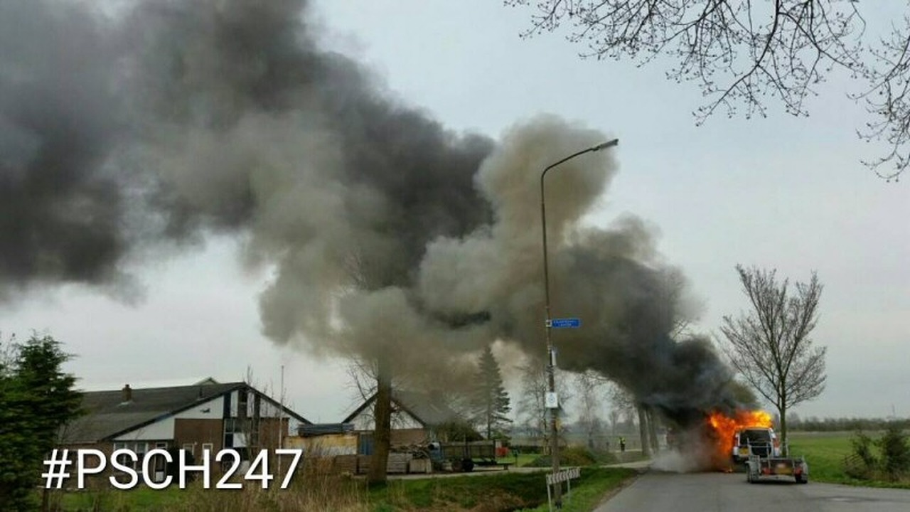 Auto in Tuitjenhorn uitgebrand