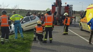 Ouder echtpaar raakt van de weg