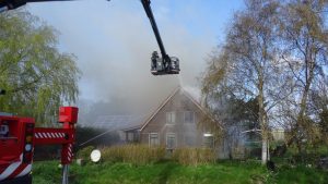 Boerderij in Waarland door brand verwoest