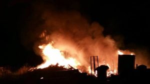 Houtstapel in brand