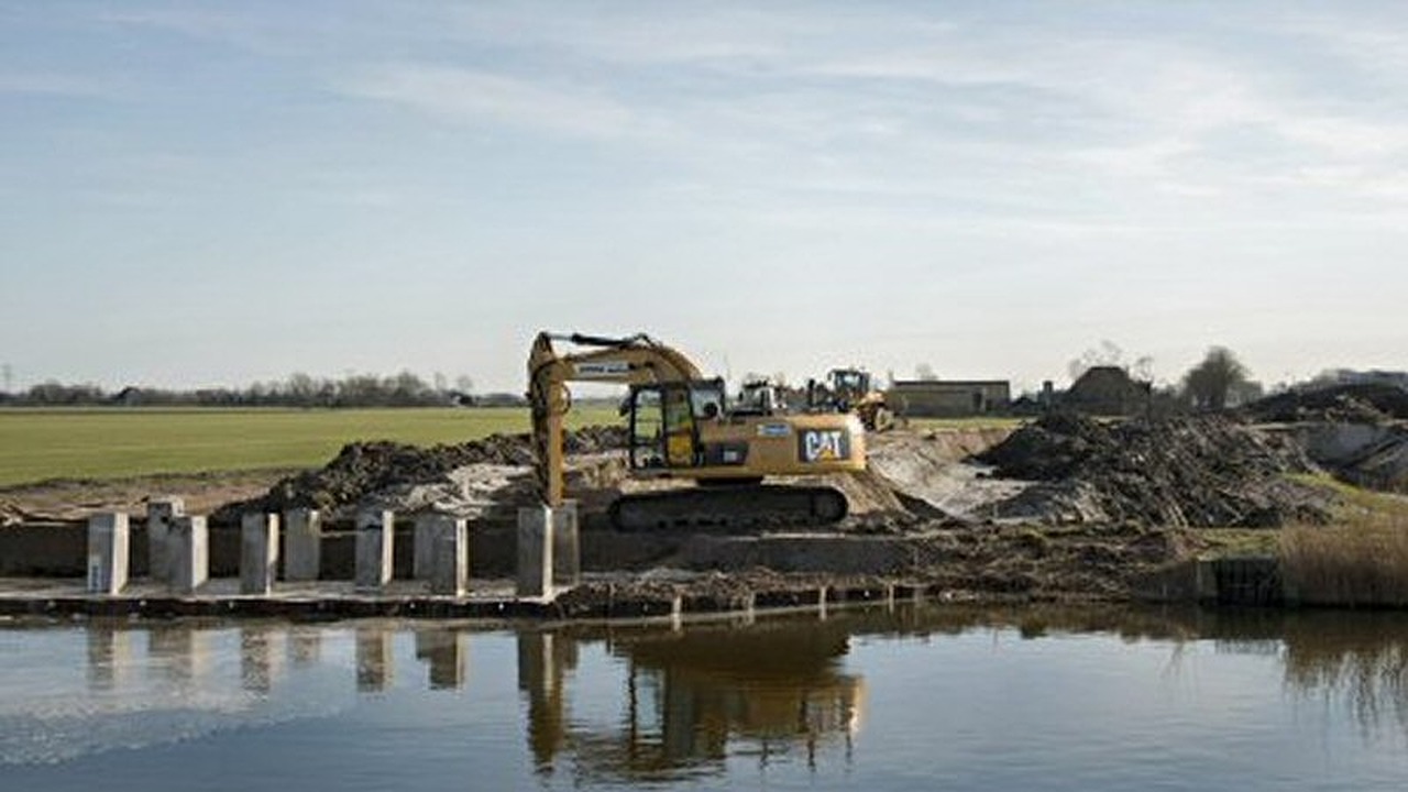 Nieuwe brug over kanaal