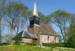 Luisteren naar orgel en fluit in kerkje