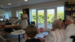 Loes ontvangt eerste Mangelvrouw van Marion