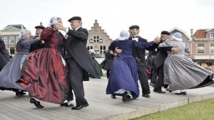 Volksdansers met de voetjes van de vloer