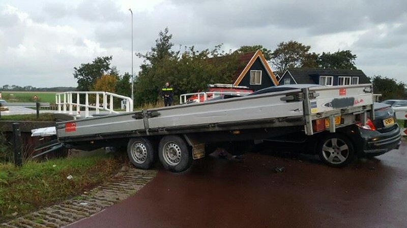 Busje en auto botsen op brug