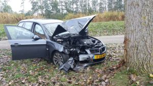 Vrouw gewond na botsing tegen boom