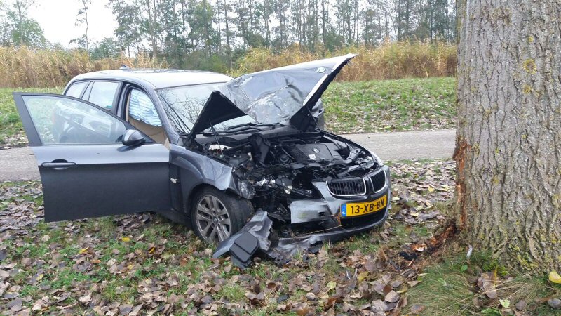 Vrouw gewond na botsing tegen boom
