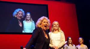 Isabelle Smeele in show van Karin Bloemen