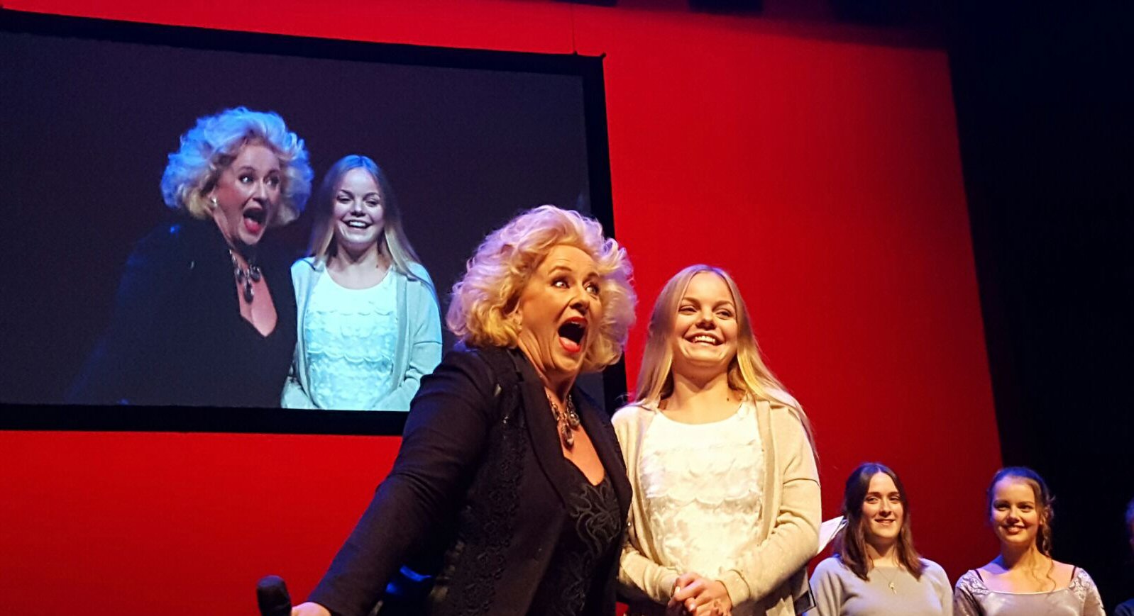 Isabelle Smeele in show van Karin Bloemen