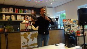 Dj Gerard Ekdom bij boekhandel Plukker